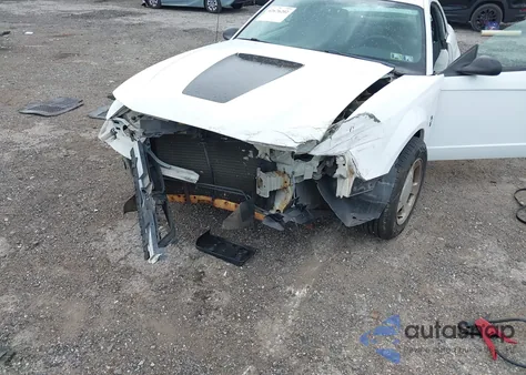 2000 Ford Mustang z USA, uszkodzony, nr VIN 1FAFP4048YF229181